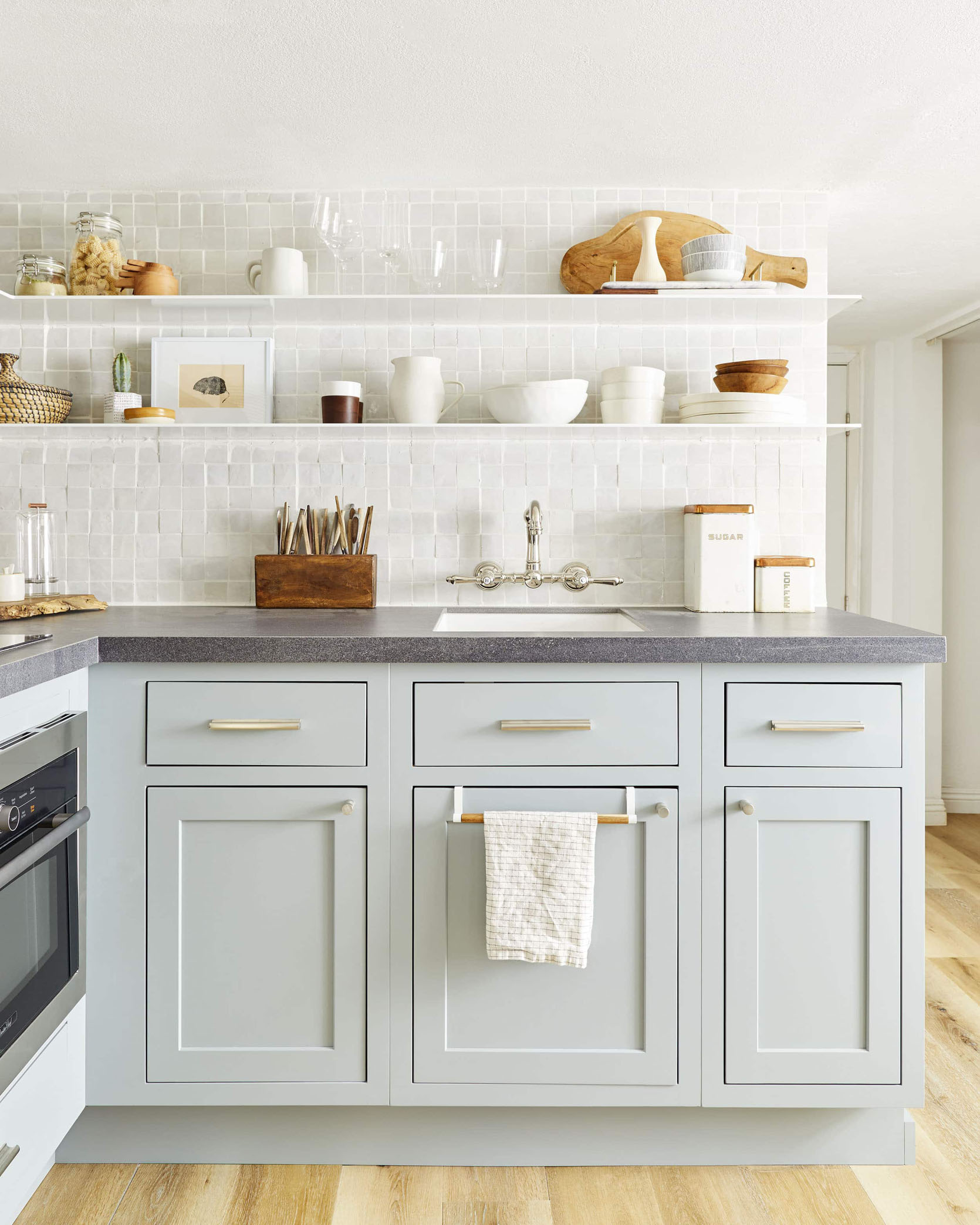 Silver hardware in kitchen